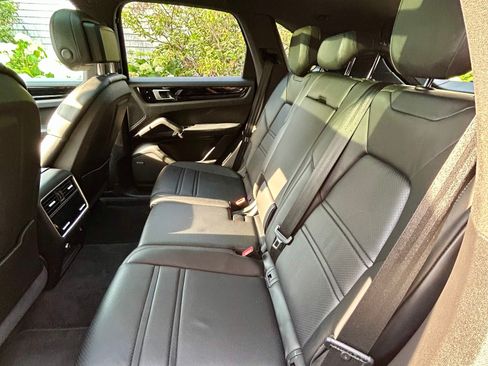 Used 2020 Porsche Cayenne AWD/4WD image 11