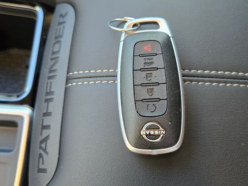 Used 2025 Nissan Pathfinder SL image 24
