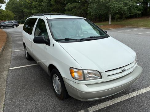 Used 2000 Toyota Sienna XLE FWD image 2