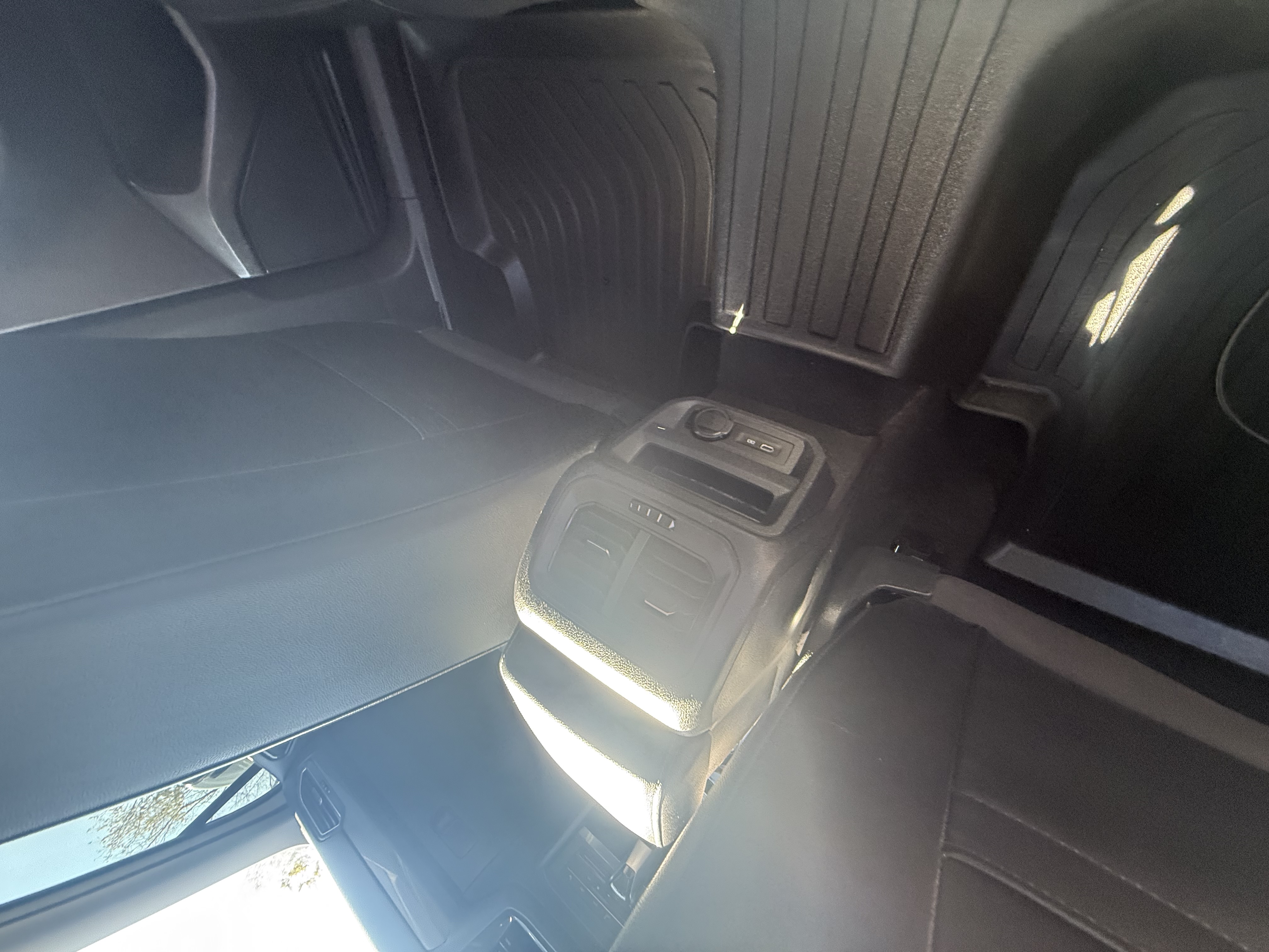 Used 2022 Volkswagen Tiguan SE AWD/4WD image 17