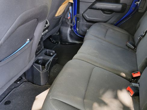 Used 2019 Jeep Wrangler Unlimited Sahara image 10