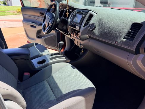 Used 2013 Toyota Tacoma PreRunner w/ SR5 Pkg RWD image 9