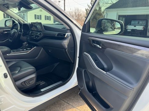 Used 2022 Toyota Highlander Limited image 17