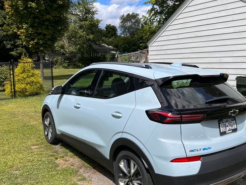 Used 2023 Chevrolet Bolt EUV LT w/ Convenience Package image 9