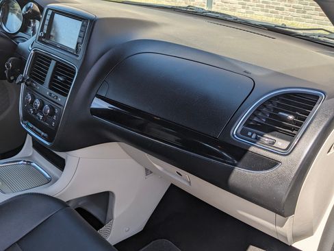 Used 2019 Dodge Grand Caravan SXT image 10