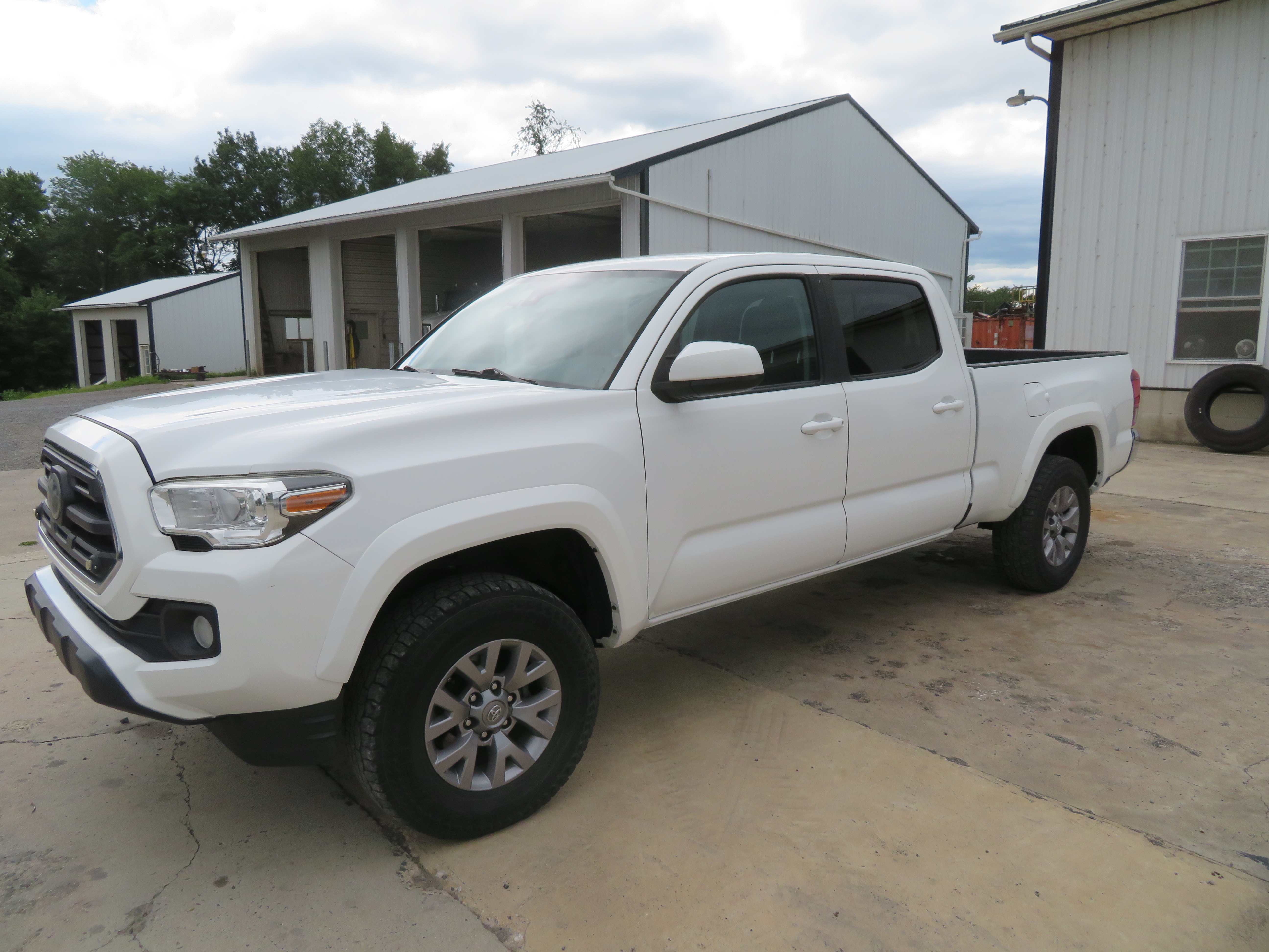 Used 2019 Toyota Tacoma SR5 AWD/4WD image 4