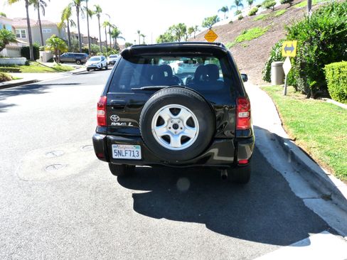 Used 2005 Toyota RAV4 2WD w/ "L" Pkg image 5