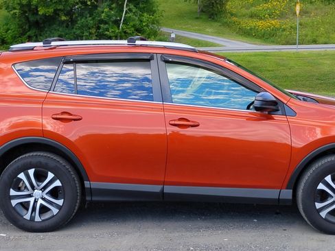 Used 2016 Toyota RAV4 LE w/ Cargo Management Package AWD/4WD image 5
