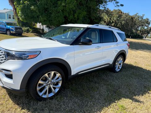 Used 2022 Ford Explorer Platinum w/ Technology Package image 1