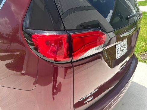 Used 2020 Chrysler Voyager L FWD image 9