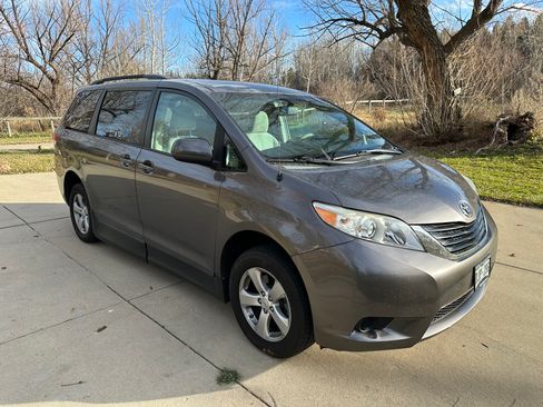 Used 2012 Toyota Sienna LE image 2