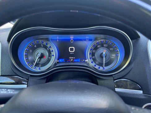 Used 2020 Chrysler 300 Limited RWD image 10