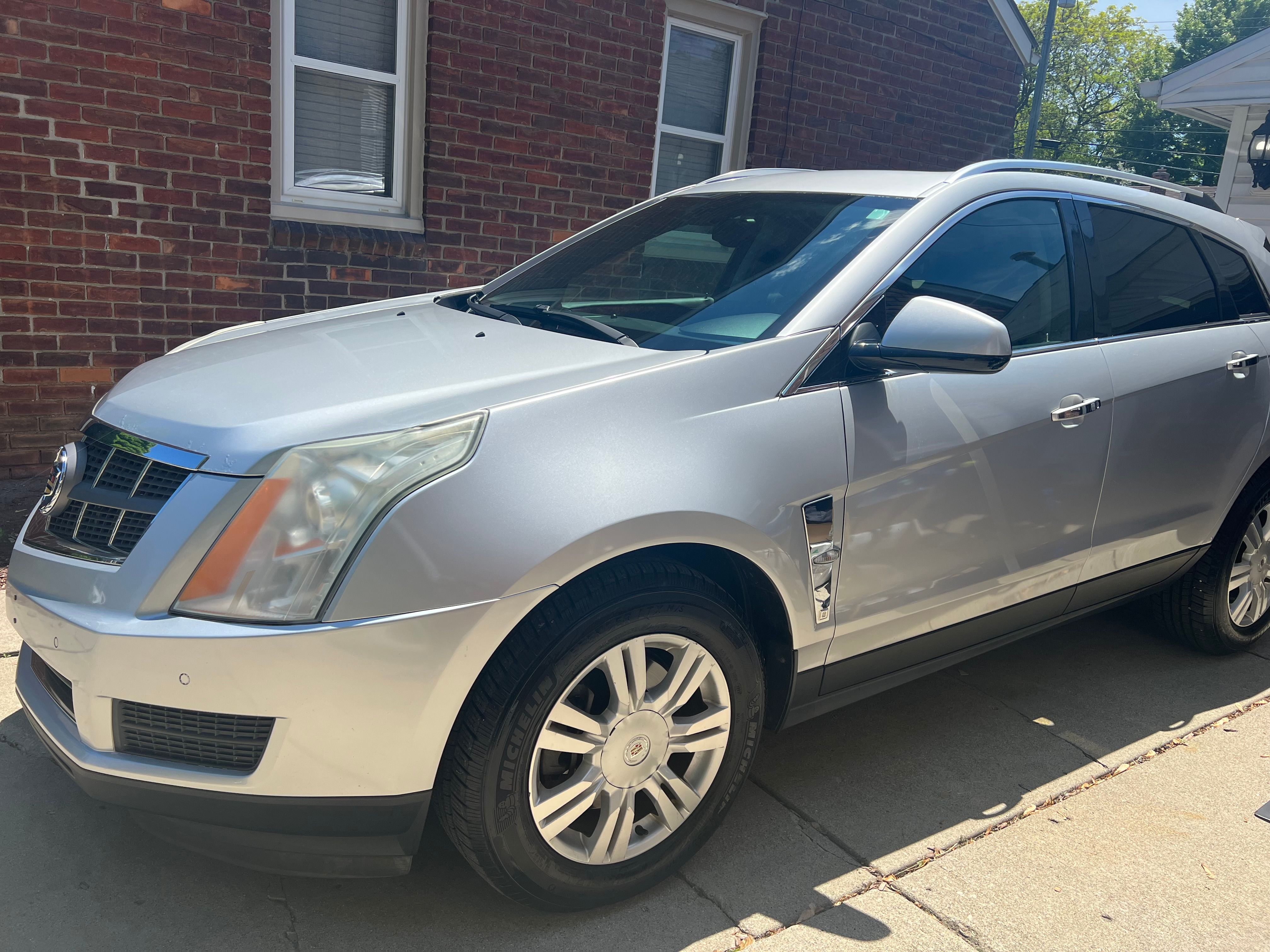 Used 2012 Cadillac SRX Luxury FWD image 1