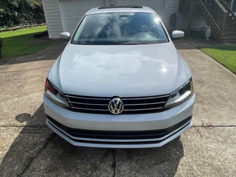 Used 2017 Volkswagen Jetta SE FWD image 2