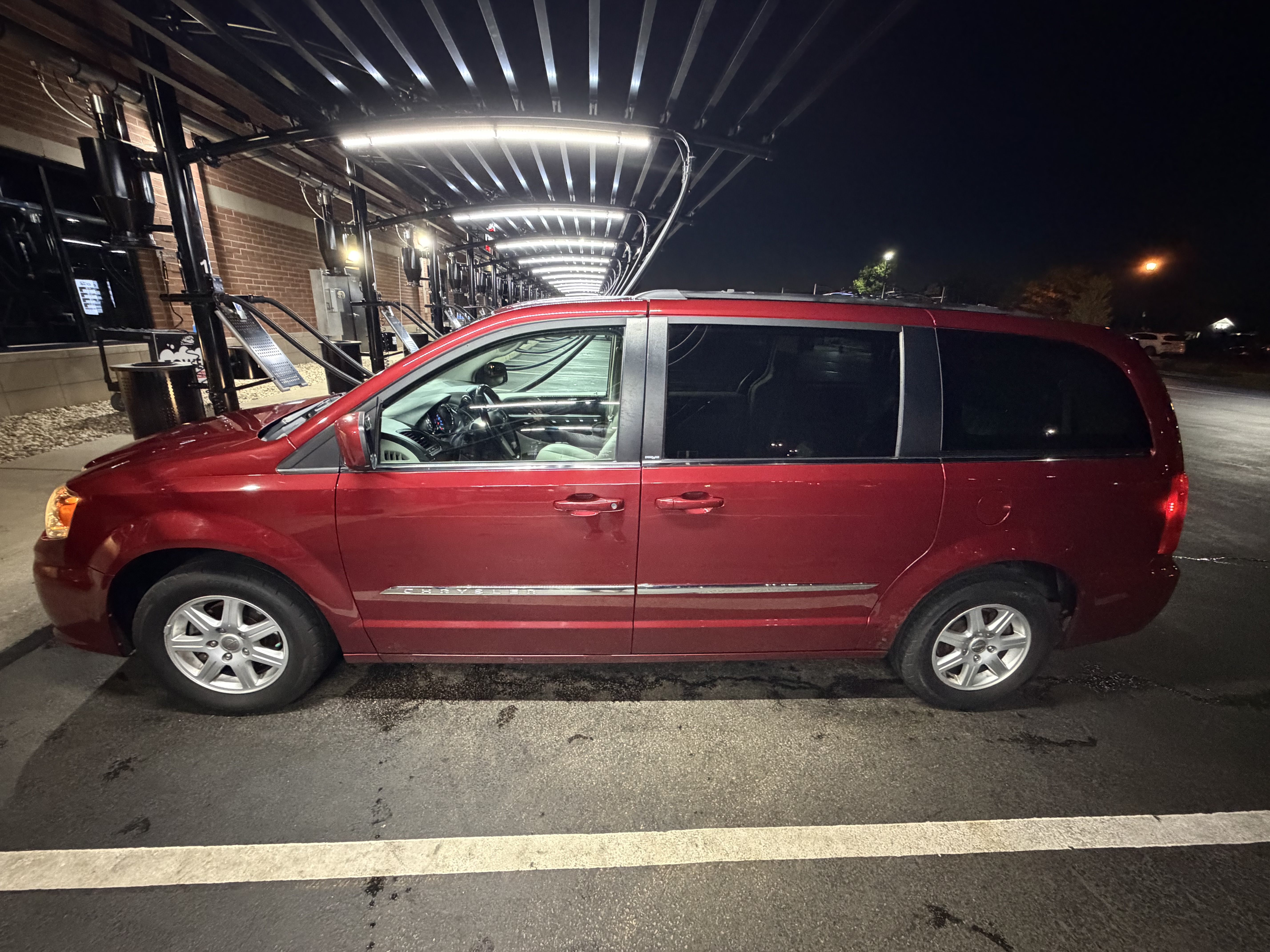 Used 2012 Chrysler Town & Country Touring w/ Entertainment Group #1 FWD image 2