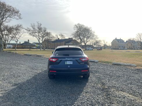 Used 2017 Maserati Levante image 9