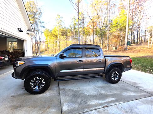 Used 2016 Toyota Tacoma TRD Off-Road image 2