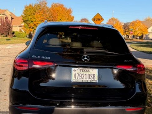 Used 2025 Mercedes-Benz GLC 300 4MATIC image 12