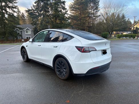 Used 2021 Tesla Model Y Long Range image 18