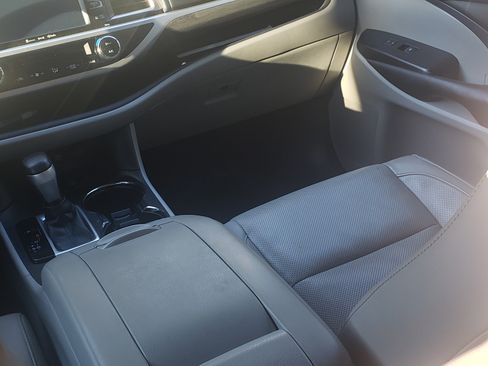 Used 2017 Toyota Highlander Limited image 12