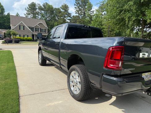 Used 2025 RAM 2500 Laramie AWD/4WD image 10