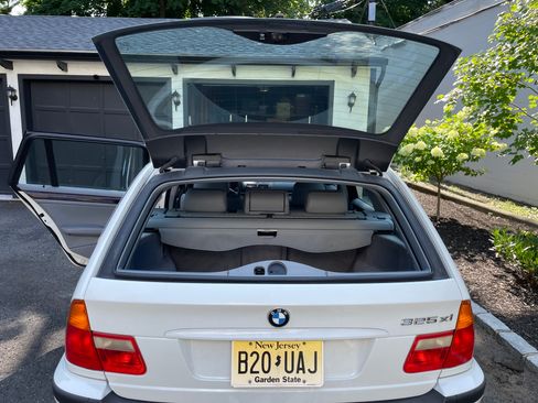 Used 2005 BMW 325xi Wagon AWD/4WD image 12