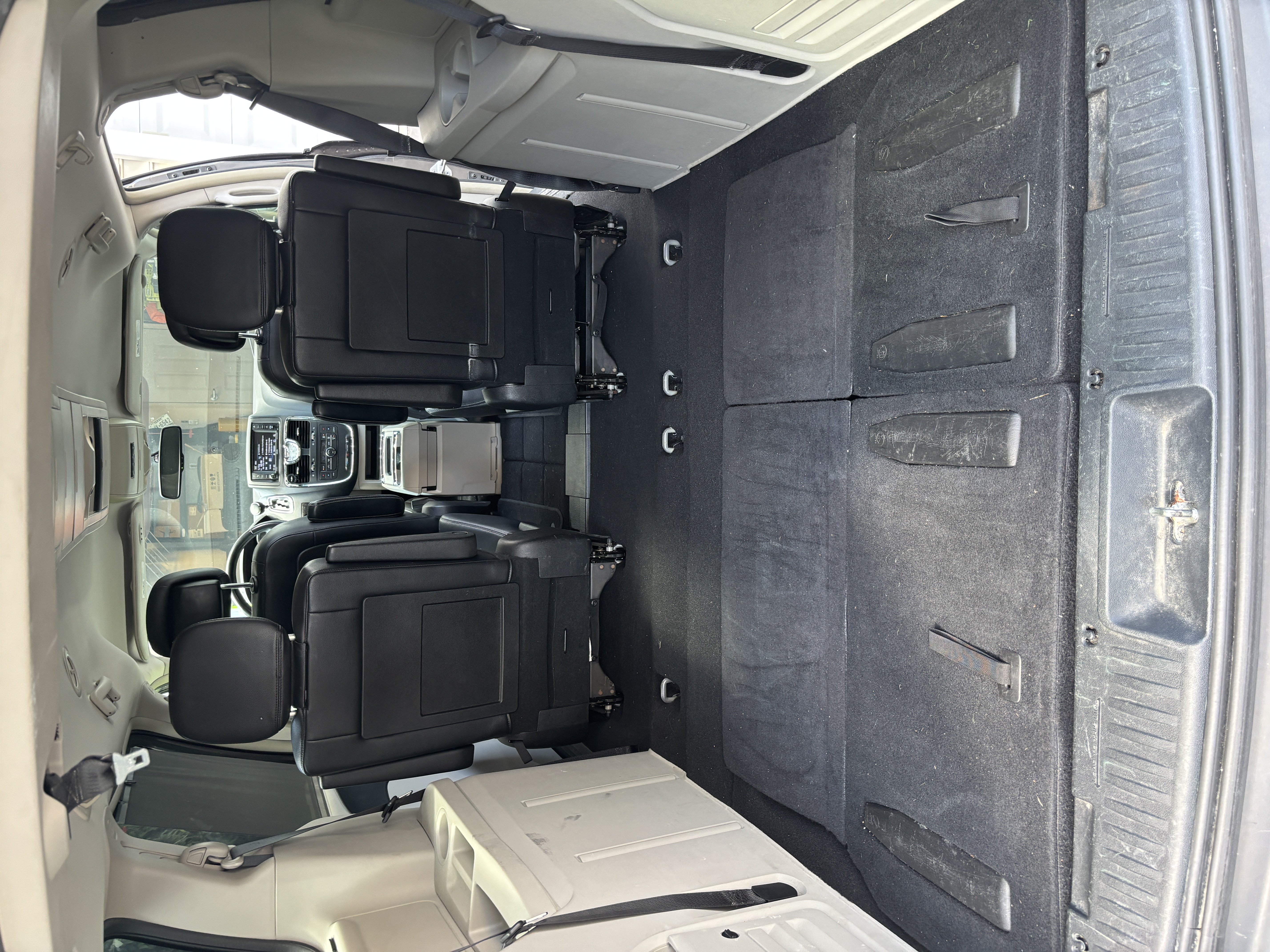 Used 2015 Chrysler Town & Country Touring FWD image 13