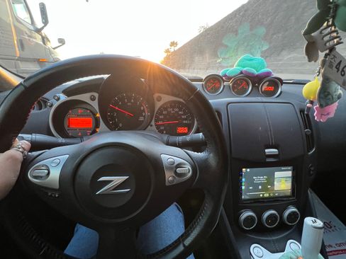 Used 2013 Nissan 370Z Coupe RWD image 2