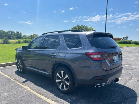 Used 2023 Honda Pilot Touring image 4