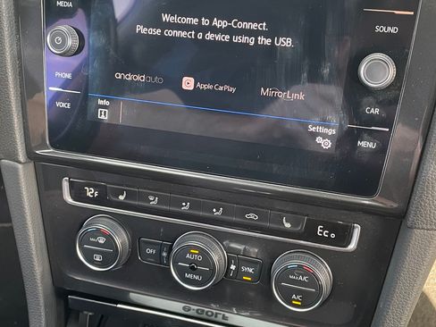 Used 2017 Volkswagen e-Golf SE image 13