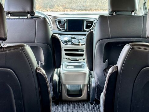 Used 2017 Chrysler Pacifica Touring-L image 9