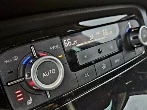 Used 2014 Volkswagen Touareg Sport image 11