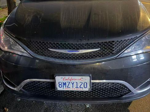 Used 2020 Chrysler Pacifica Touring-L image 1