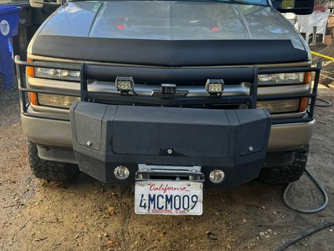 Used 2000 Chevrolet Tahoe Z71 w/ Comfort & Security Pkg image 1