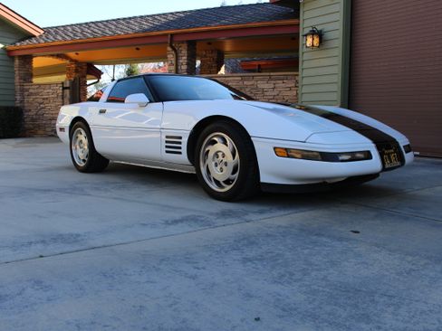 Used 1994 Chevrolet Corvette Coupe image 2