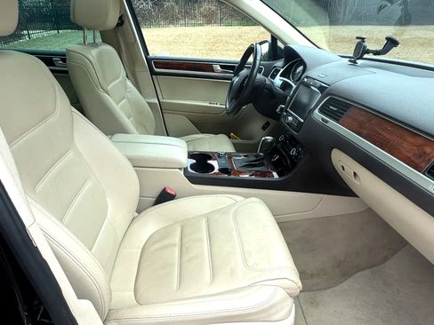 Used 2012 Volkswagen Touareg VR6 image 8