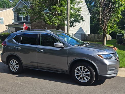 Used 2018 Nissan Rogue SV FWD image 2
