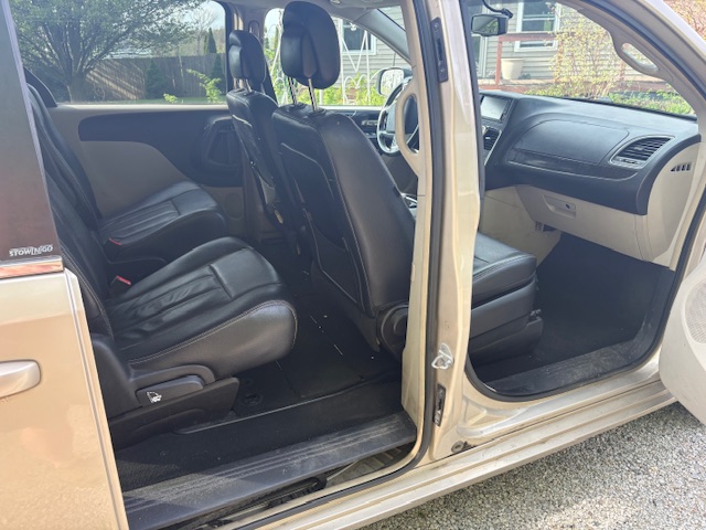 Used 2014 Chrysler Town & Country Touring FWD image 8