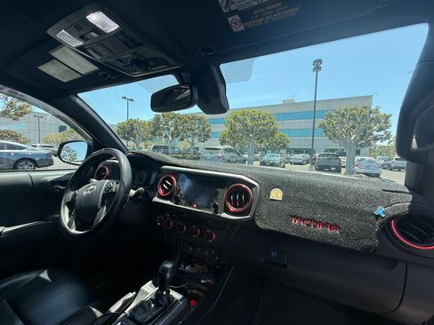 Used 2019 Toyota Tacoma TRD Off-Road AWD/4WD image 11