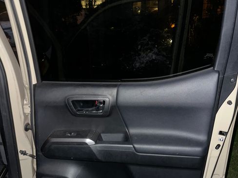 Used 2017 Toyota Tacoma TRD Off-Road w/ Tow Package (A/T) image 16