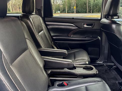 Used 2017 Toyota Highlander Limited Platinum image 21