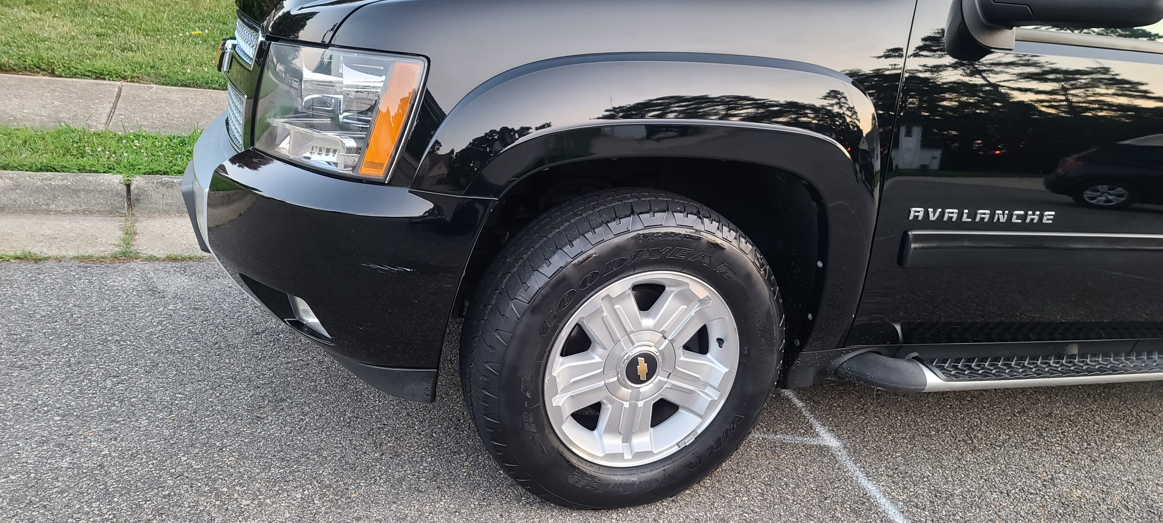 Used 2013 Chevrolet Avalanche LT w/ Suspension Package, Off-Road AWD/4WD image 12