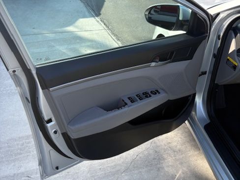 Used 2017 Hyundai Elantra SE image 12