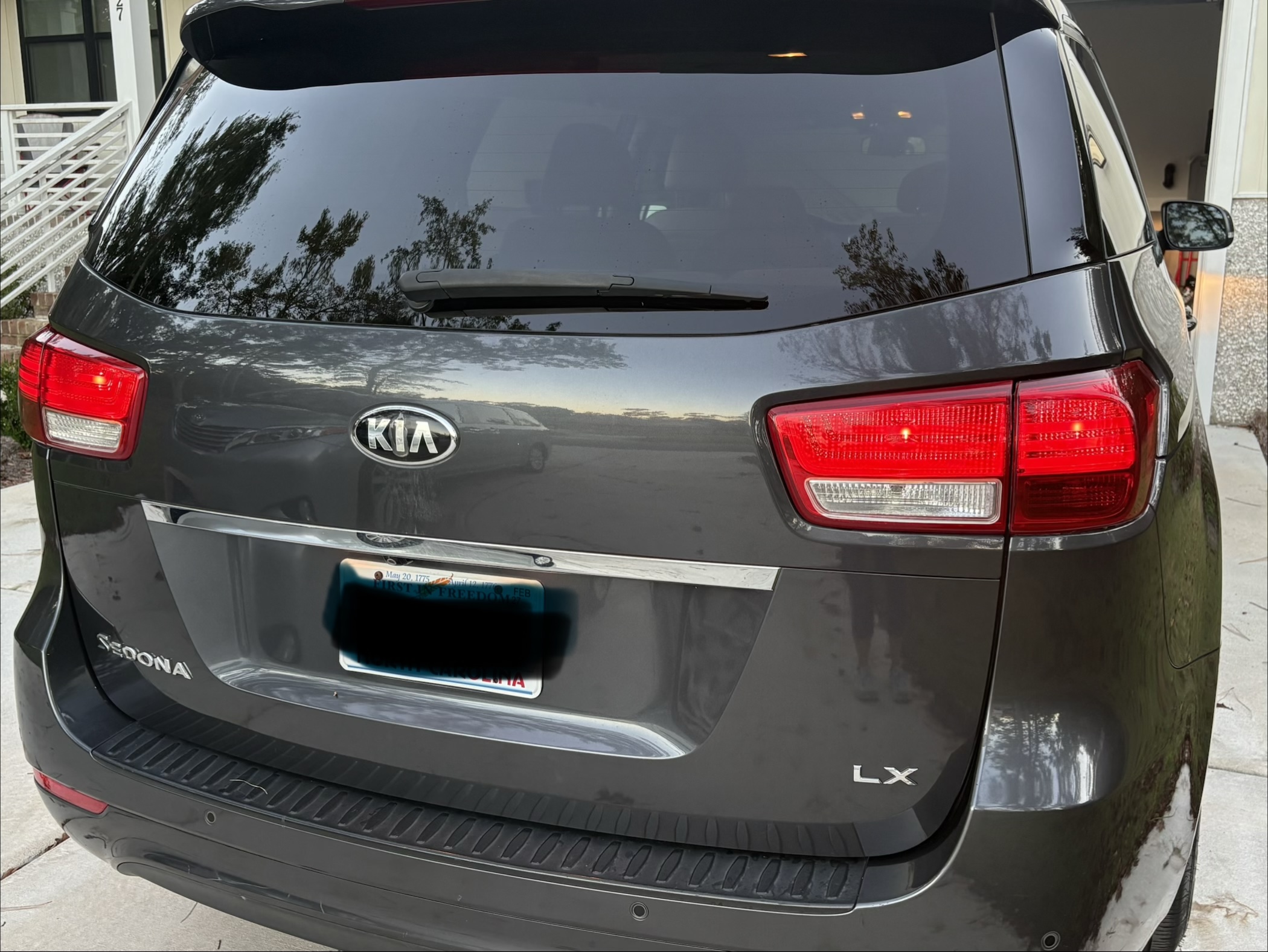 Used 2016 Kia Sedona LX w/ Option Group 020 FWD image 4