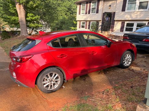 Used 2016 MAZDA MAZDA3 i Touring w/ Popular Equipment Package FWD image 5