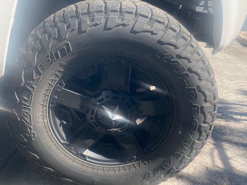 Used 2010 Toyota Tacoma PreRunner image 2