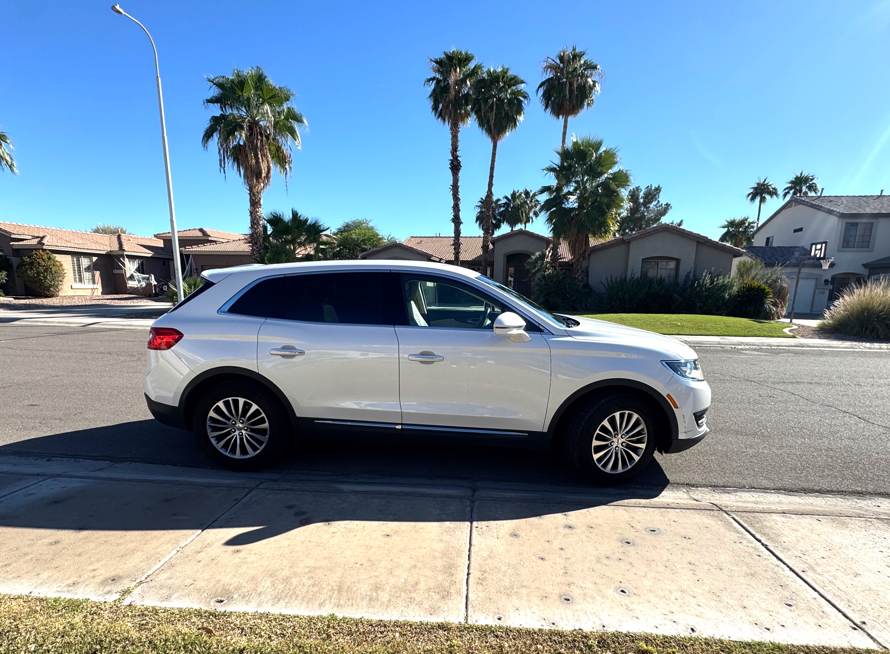Used 2016 Lincoln MKX Select w/ Select Plus Package FWD image 2