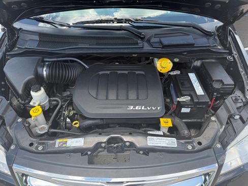 Used 2016 Chrysler Town & Country Touring w/ Driver Convenience Group FWD image 22