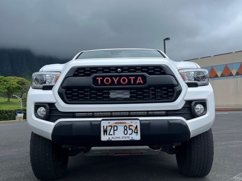 Used 2022 Toyota Tacoma TRD Off-Road w/ Black Out Package (TMS) AWD/4WD image 16