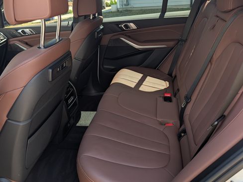 Used 2022 BMW X5 sDrive40i w/ Luxury Seating Package RWD image 11